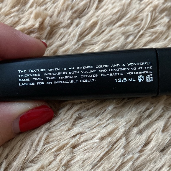 Black mascara - Picture 2 of 3